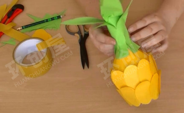 幼儿园美工区塑料瓶变菠萝图片