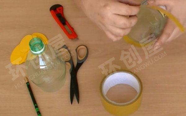 幼儿园美工区塑料瓶变菠萝图片