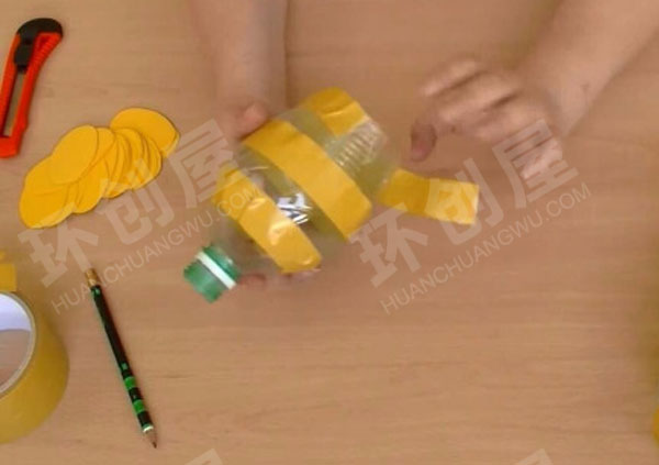 幼儿园美工区塑料瓶变菠萝图片