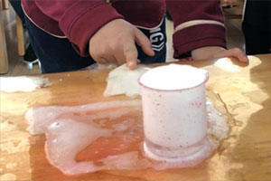 幼儿园科学区火山喷发小实验图片4张