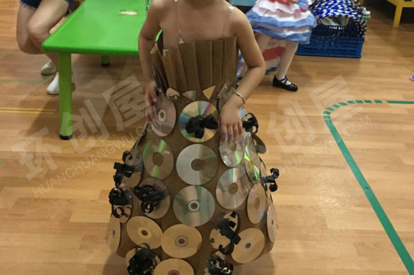 幼儿园角色游戏环保时装秀图片