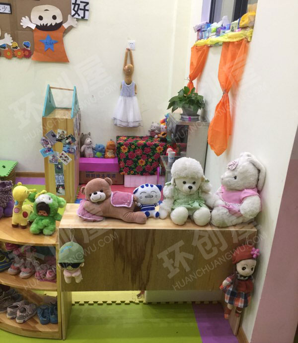 幼儿园表演区各种玩偶与服装图片
