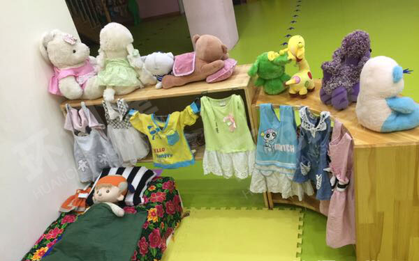 幼儿园表演区各种玩偶与服装图片