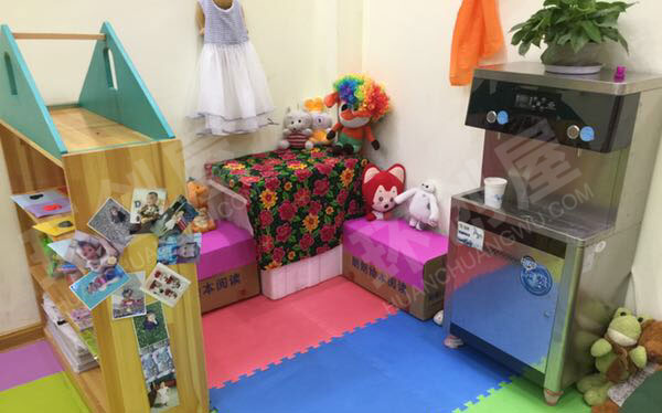 幼儿园表演区各种玩偶与服装图片