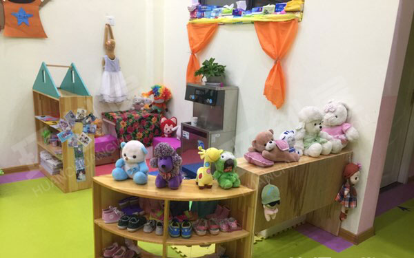 幼儿园表演区各种玩偶与服装图片