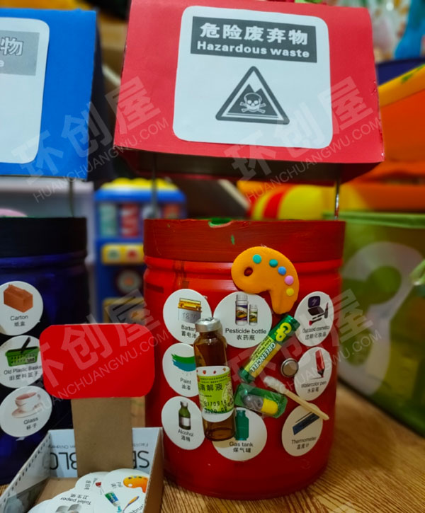 幼儿园益智区奶粉桶制作的垃圾分类图片