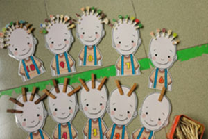 幼儿园益智区夹子当头发图片2张