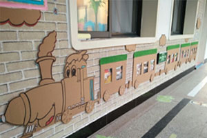 幼儿园废旧纸板制作墙面小火车图片3张