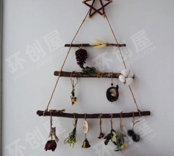 幼儿园晾晒的干花树枝松果挂饰图片