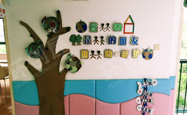 幼儿园废物利用瓦楞纸走廊墙面布置图片