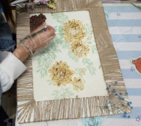 幼儿园废物利用坚果黏贴画走廊墙面图片