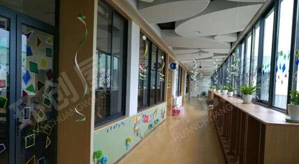 幼儿园玻璃门和玻璃窗的装饰创想图片