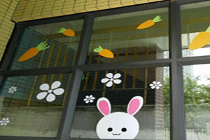幼儿园玻璃门窗小清新装饰图片3张