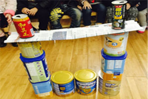 幼儿园建构区废物利用瓶瓶罐罐搭建图片3张