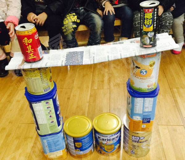 幼儿园建构区废物利用瓶瓶罐罐搭建图片