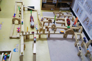 幼儿园建构区积木搭建城市立交桥图片2张