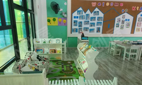 幼儿园干净舒适的图书区图片