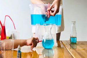 幼儿园科学实验虹吸现象流水吸管图片