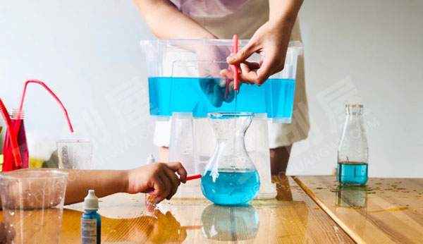 幼儿园科学实验虹吸现象流水吸管图片