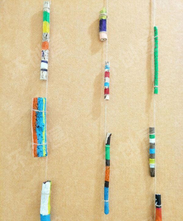 幼儿园墙面原木风森系木棍麻绳作品吊饰图片