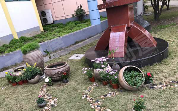 幼儿园户外校园一角废物利用春天气息装饰图片