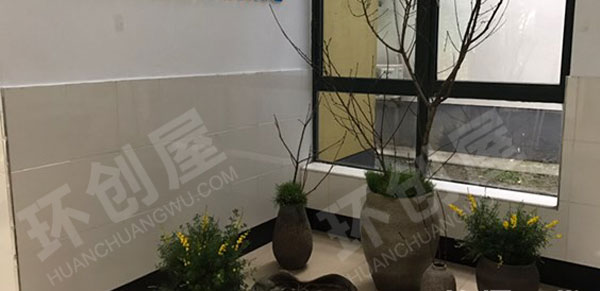 幼儿园户外校园一角废物利用春天气息装饰图片