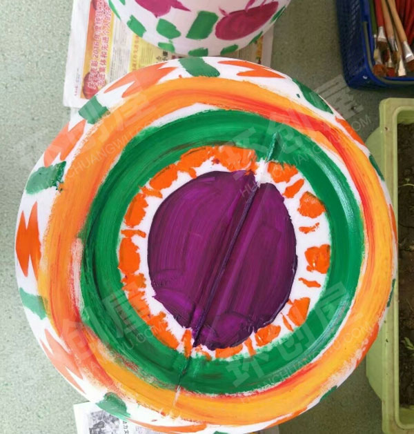 幼儿园户外废物利用大滚筒丙烯画图片