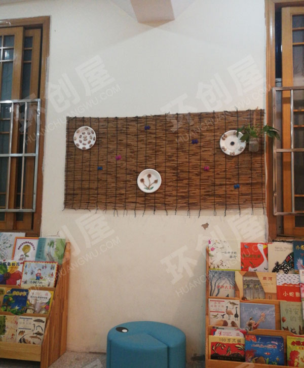 幼儿园阅读区原木风装饰图片