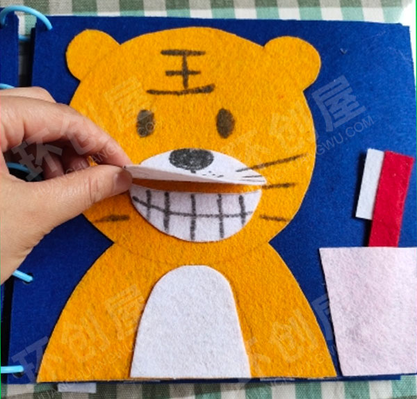 幼儿园益智区不织布自制翻翻书图片
