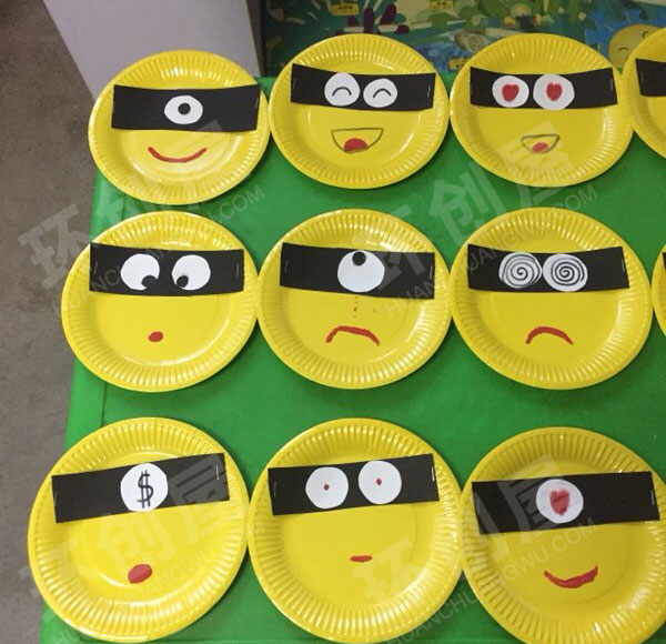 幼儿园纸盘画小黄人表情墙面布置图片