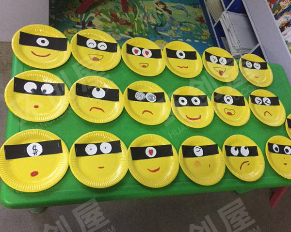 幼儿园纸盘画小黄人表情墙面布置图片