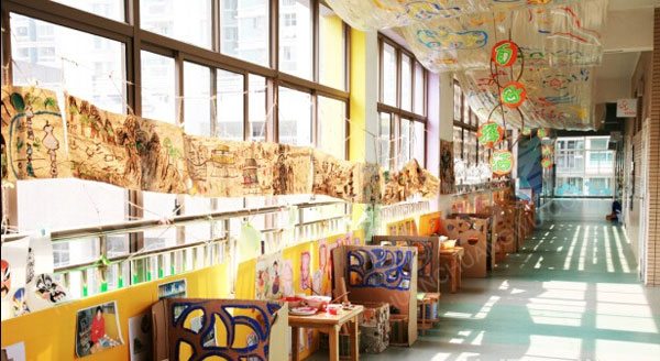 幼儿园走廊楼梯与拐角墙面作品展示图片