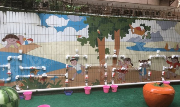 幼儿园户外环创墙面玩水图片