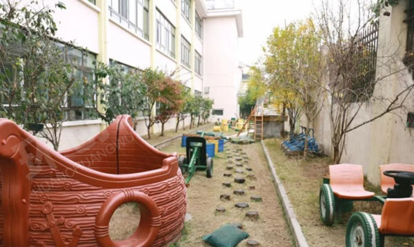 幼儿园户外环创花园和果园图片