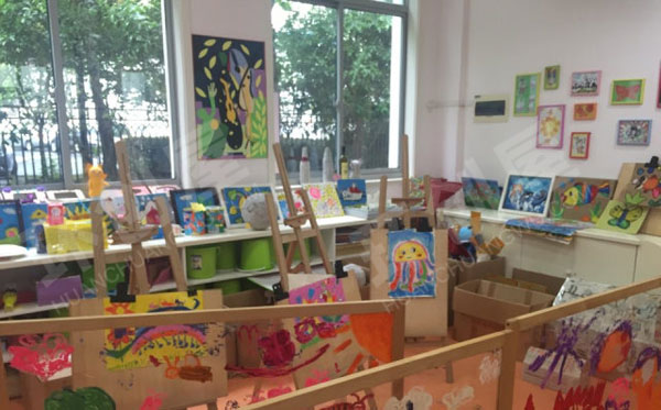 幼儿园美工区大厅陈列展示图片