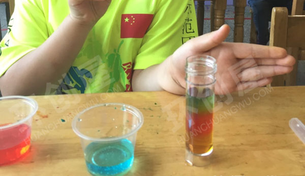 幼儿园科学实验颜色大比拼图片