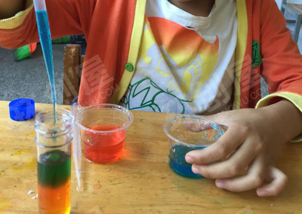 幼儿园科学实验颜色大比拼图片