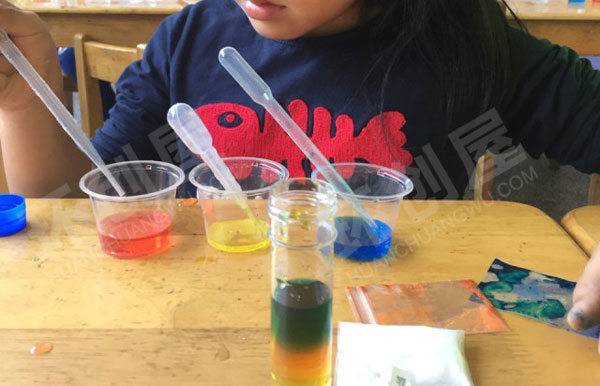 幼儿园科学实验颜色大比拼图片