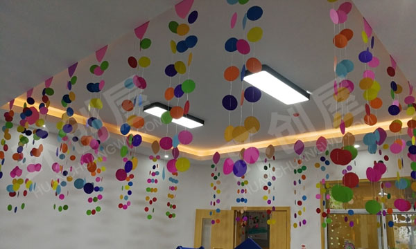 幼儿园教室不织布制作彩色挂饰图片