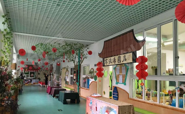 幼儿园走廊大型活动美食嘉年华图片