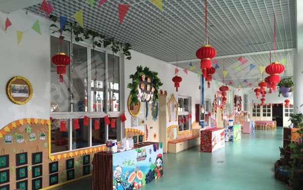 幼儿园走廊大型活动美食嘉年华图片