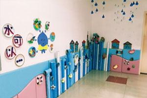 幼儿园走廊墙面废物利用卡通作品水图片5张