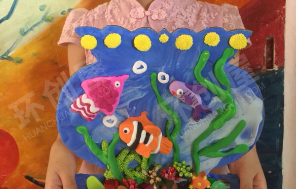 幼儿园作品展示粘土海底世界大鱼缸图片