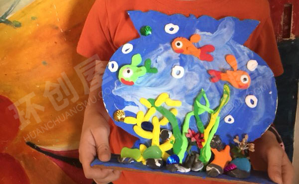 幼儿园作品展示粘土海底世界大鱼缸图片