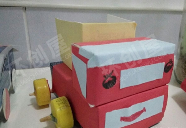 幼儿园不同材料做的小汽车作品展示图片
