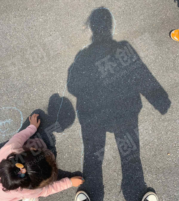幼儿园户外对照影子画画图片