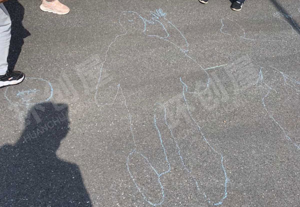 幼儿园户外对照影子画画图片