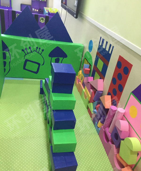 幼儿园建构区大型积木块搭建图片