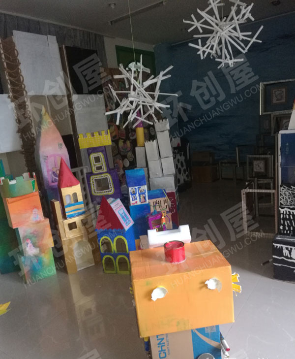 幼儿园建构区纸箱搭建城堡图片