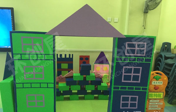 幼儿园建构区大型积木块搭建图片